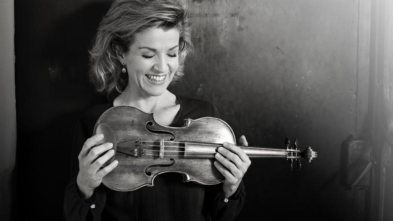 Musiciens de l’Orchestre National de France jouant des instruments à cordes avec précision